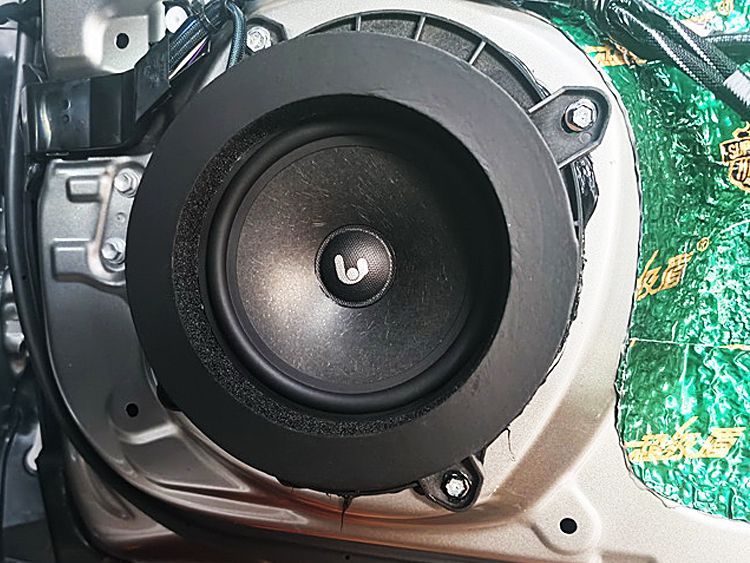 4，诗芬尼S63三分频中低音喇叭安装在汽车原位.jpg