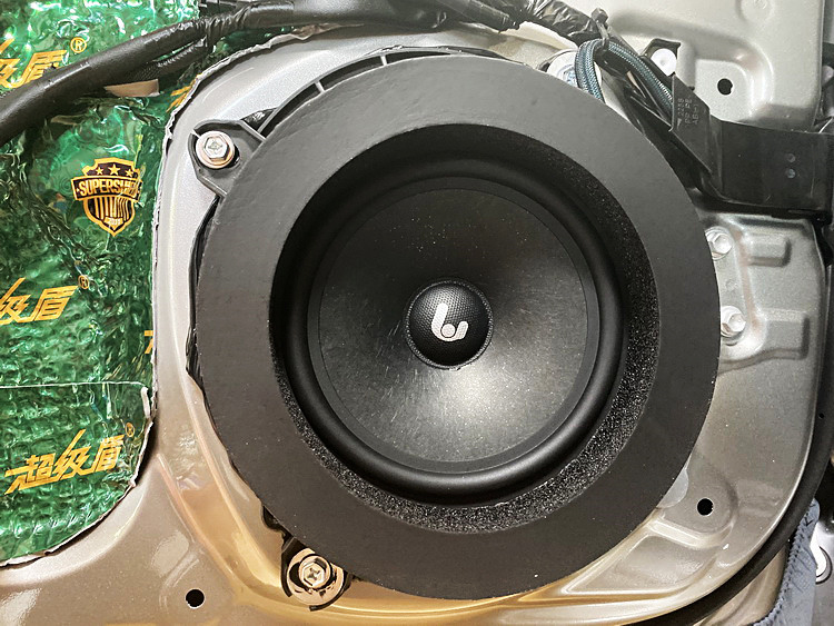 6，改装技师还特意为声场喇叭添加了丽音圈以提升汽车音响的效果.JPG