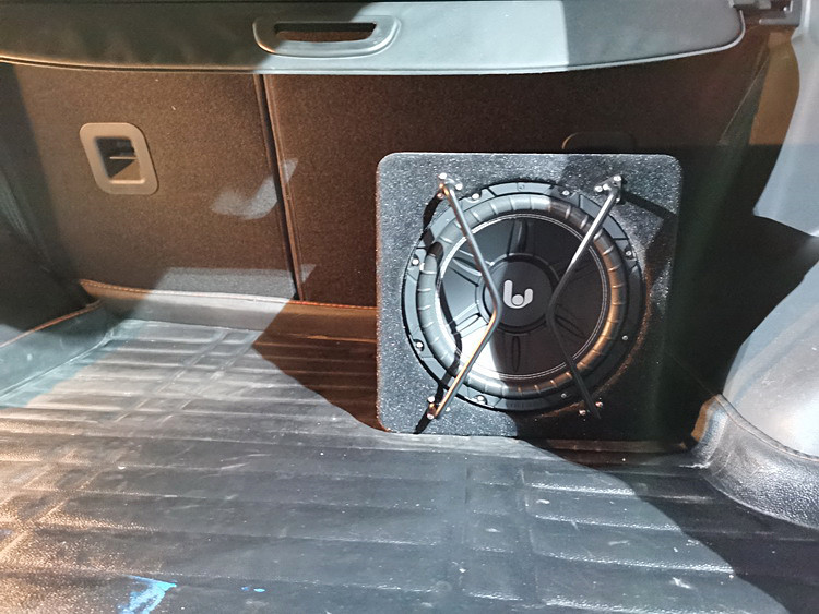 12，诗芬尼S10超低音单元安装在尾箱.jpg